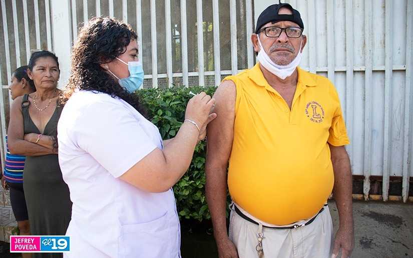 Familias de Villa Dignidad completan esquema de vacunación contra la covid-19
