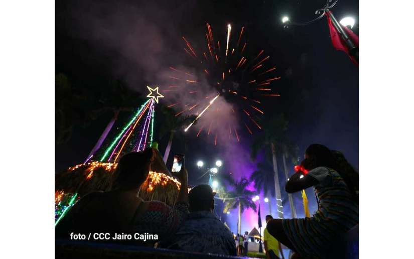 Puerto Salvador Allende inicia su temporada navideña con espectacular show artístico