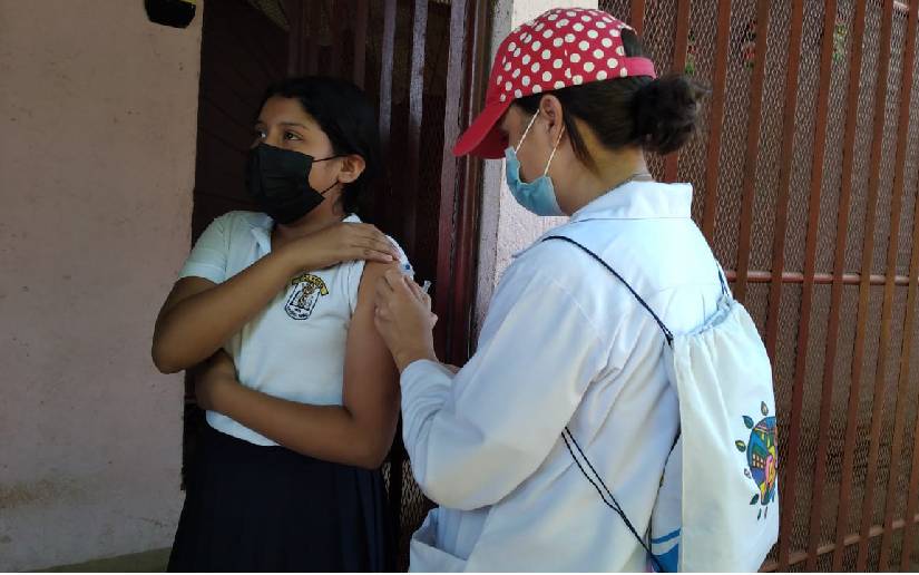 Pobladores del barrio 11 de Mayo se inmunizan contra la Covid-19
