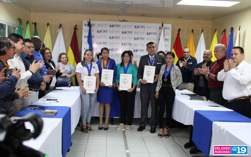 CSUCA entrega reconocimiento a la excelencia académica a los mejores estudiantes del 2021