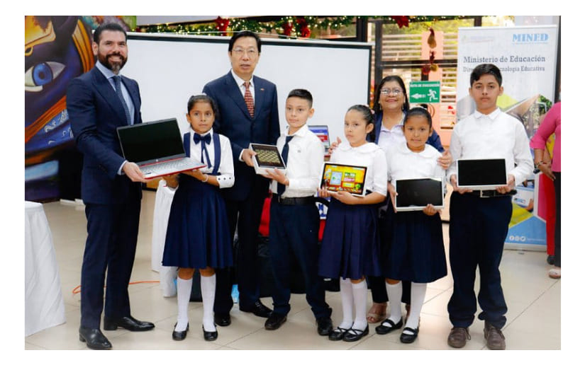 Nicaragua recibe de China Kits Tecnológicos destinado a centros educativos de primaria