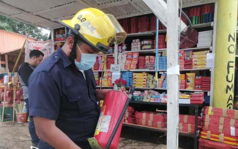 Bomberos Unidos realizan inspección en tramos de venta de pólvora en Managua 