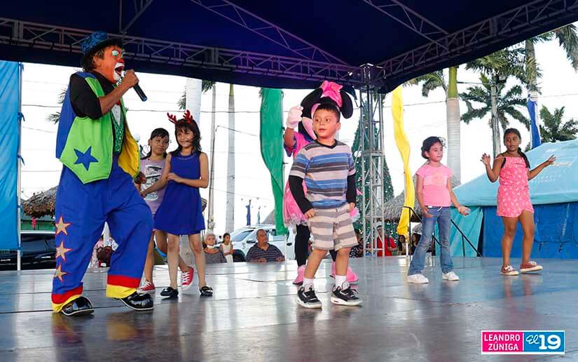  Niñez disfruta show navideño en Puerto Salvador Allende