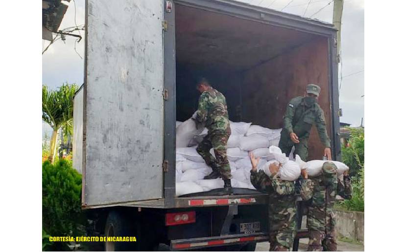 Ejército de Nicaragua participa en el descargue de paquetes de alimentos y juguetes