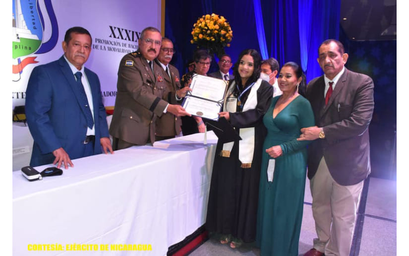 Ejército participa en ceremonia de la XXVIII Promoción de Bachilleres en Ciencias y Letras