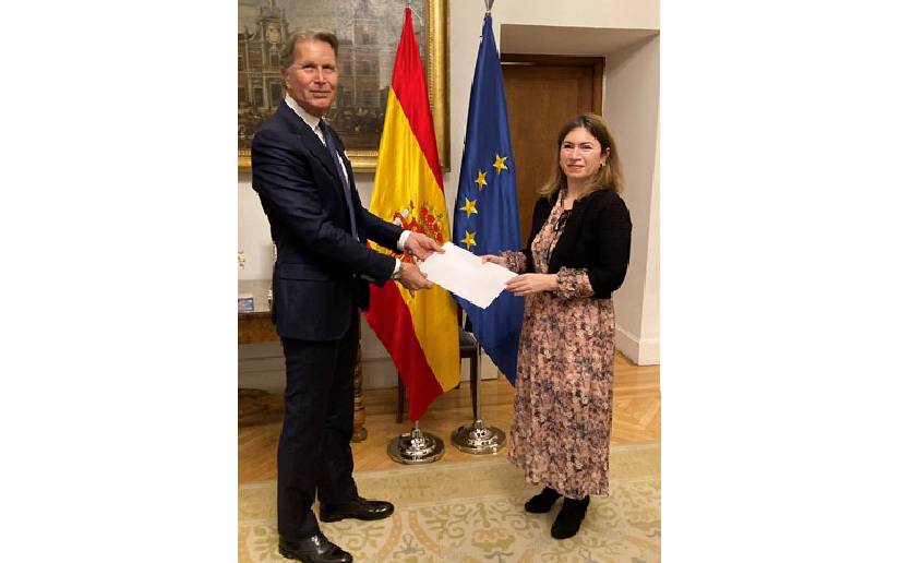 Embajador de Nicaragua en España presenta Copias de Estilo
