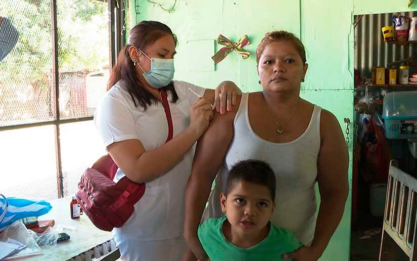 Pobladores del barrio Dignidad 4 de Mayo se inmunizan contra la Covid-19
