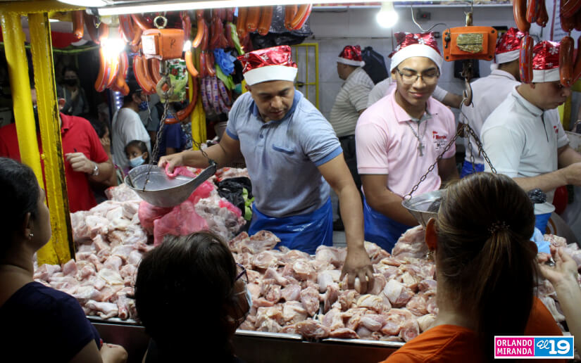 Comercio en los mercados activo en la víspera de la Navidad