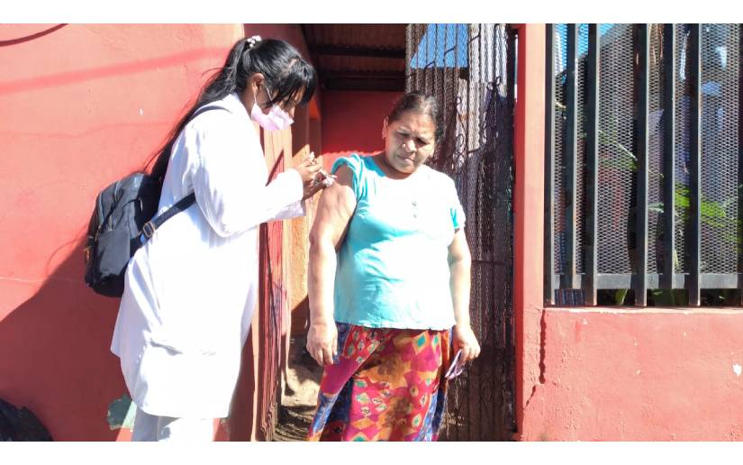 Pobladores del barrio 22 de Enero se inmunizan contra la Covid-19