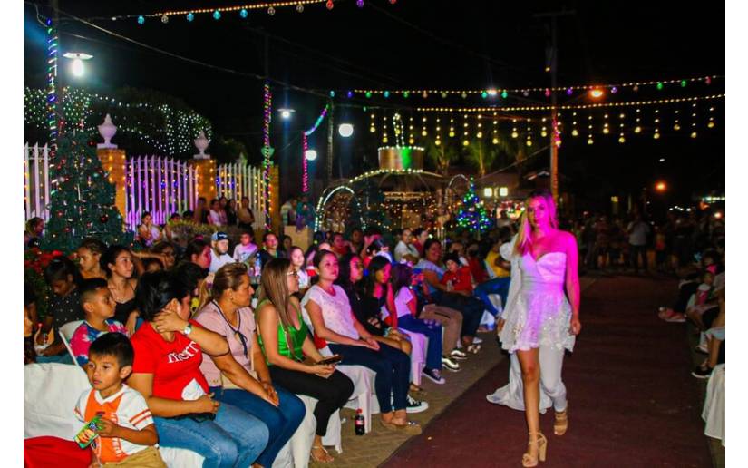 Juventud Sandinista de León realiza pasarela de moda navideña