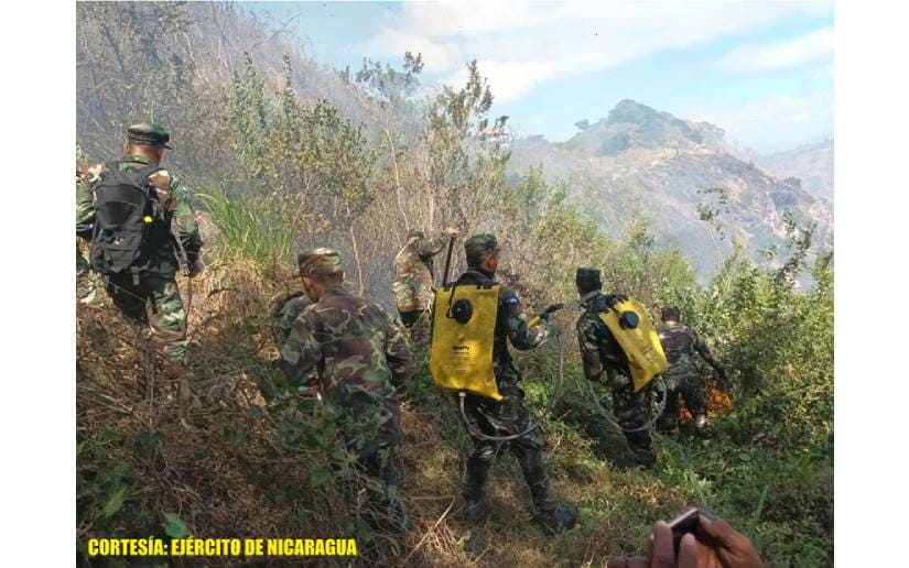 Ejército de Nicaragua participa en sofocación de incendio forestal