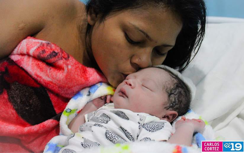 Ministerio de Salud de Nicaragua entrega regalos a Primeras Madres del 2023