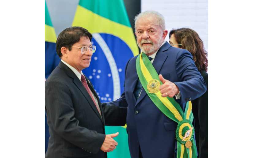 Canciller Denis Moncada saluda al Presidente Lula da Silva en su toma de posesión