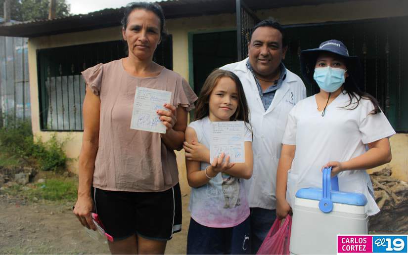 Vacunan contra la Covid a familias del barrio Laureles Sur en Managua
