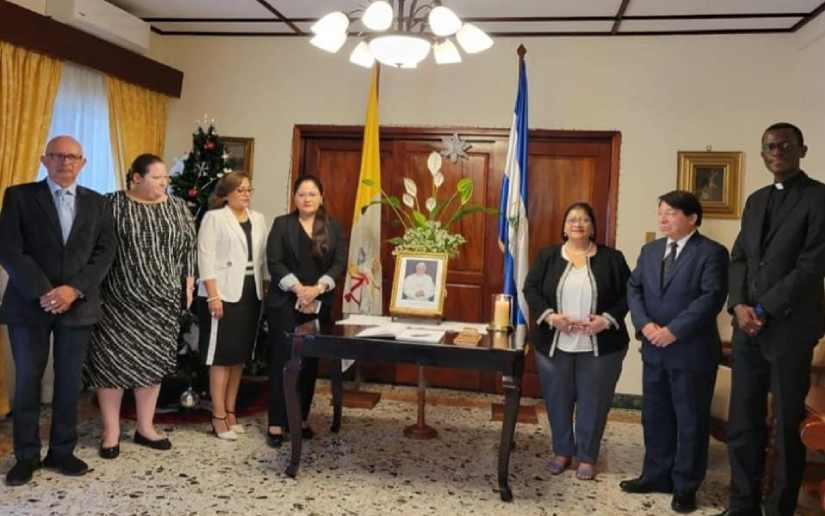 Firma del libro de condolencias en Nunciatura Apostólica de Nicaragua