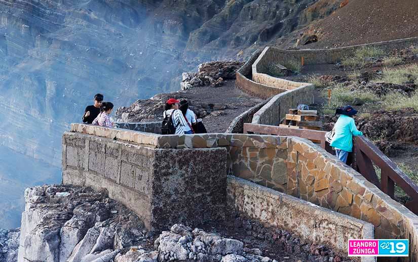 Turistas nacionales y extranjeros visitan el Parque Nacional Volcán Masaya