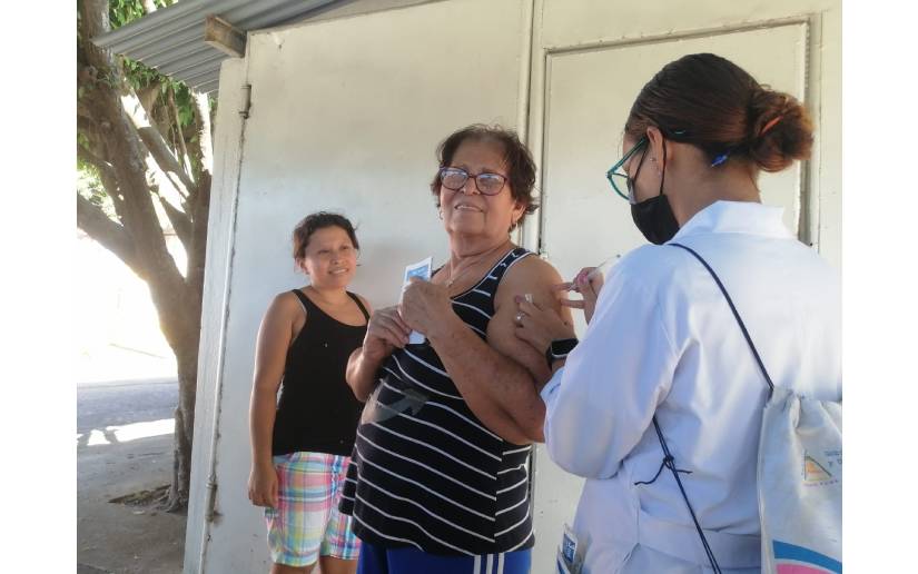 Familias del barrio Pablo Úbeda inician esquema de vacunación 2023 contra la Covid-19