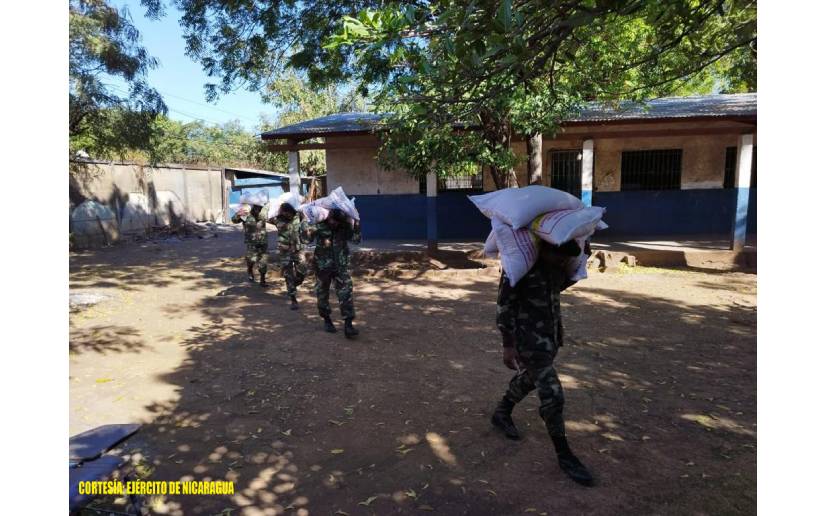 Ejército de Nicaragua realiza traslado y descargue de merienda escolar