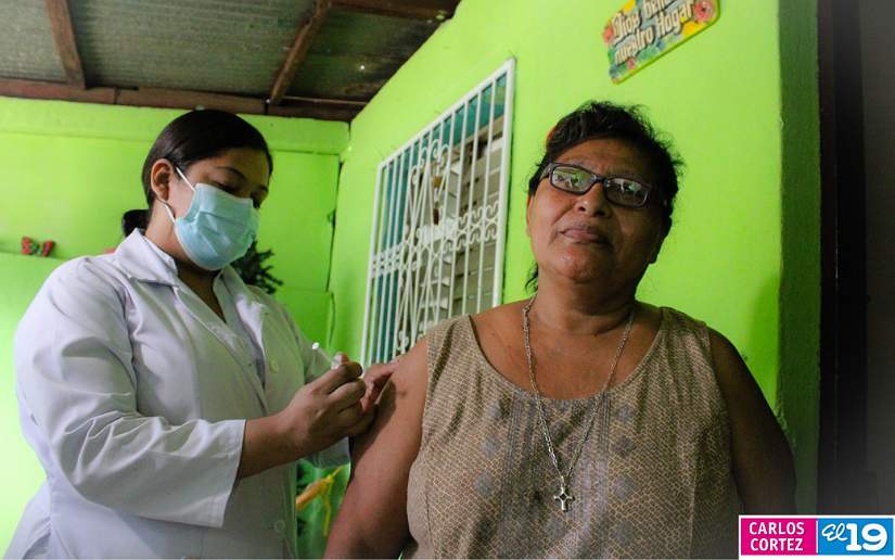 Pobladores del barrio Pantasma se inmunizan contra la Covid-19