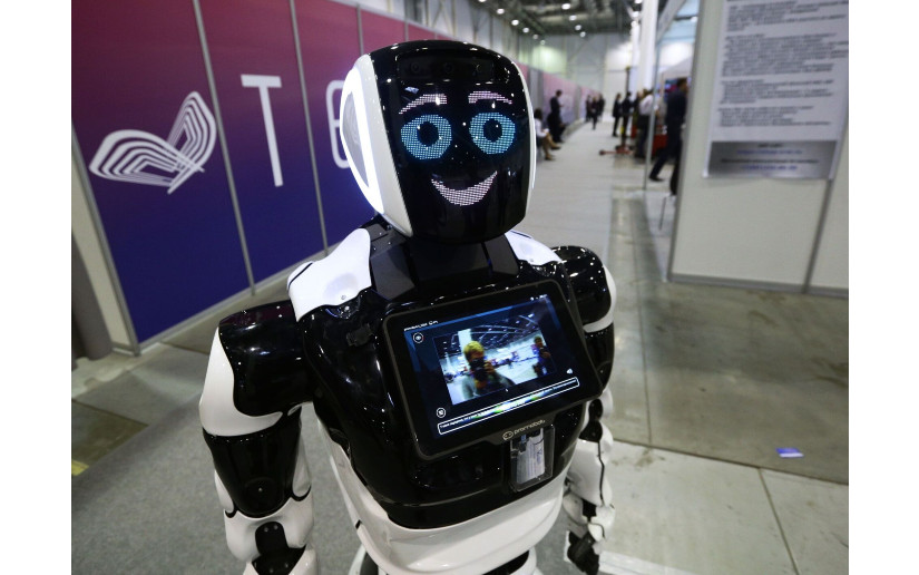 El robot ruso Promobot V.4 comienza a impartir clases a los niños en la India