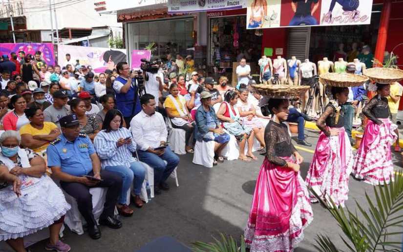 Presentan cartillas para la mujer, la familia y los jóvenes en el Mercado Oriental