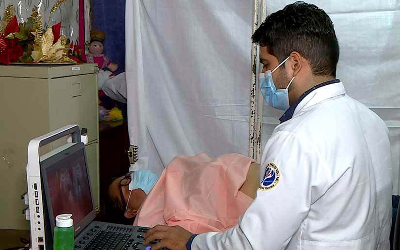 Gobierno brinda atención médica a mujeres comerciantes del mercado Israel Lewites