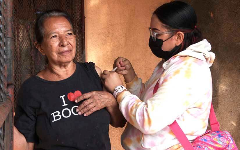 Promueven vacunación voluntaria contra la Covid-19 en el barrio Walter Ferreti