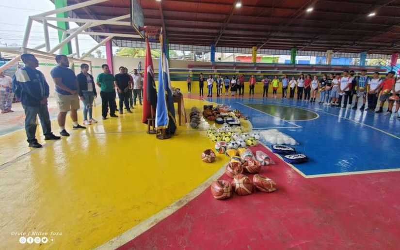 Entregan materiales deportivos en Las Minas