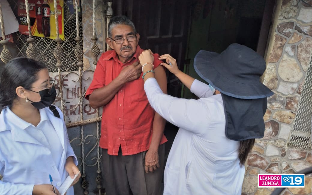 Brigadistas de Salud inmunizan contra la Covid-19 a familias del barrio Los Acetunos