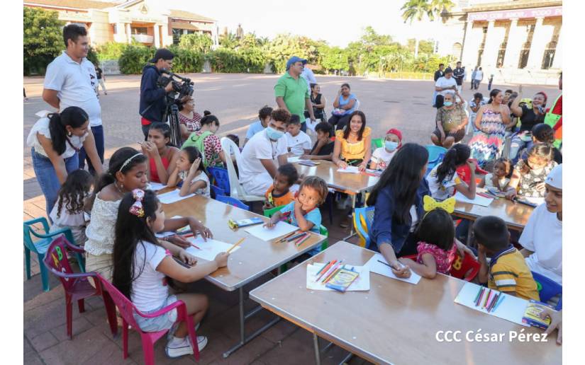 Niñas y niños de Managua dibujan los poemas de Rubén Darío en la Plaza de la Revolución