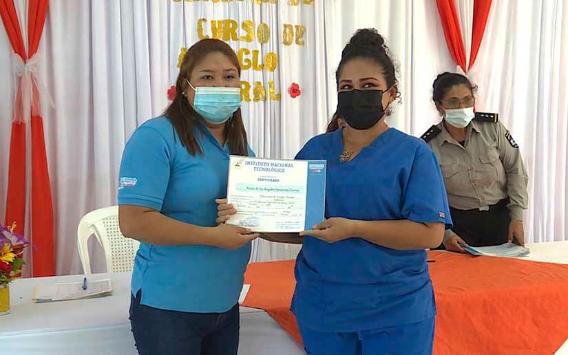 INATEC entrega a privadas de libertad certificados de curso de manualidades 