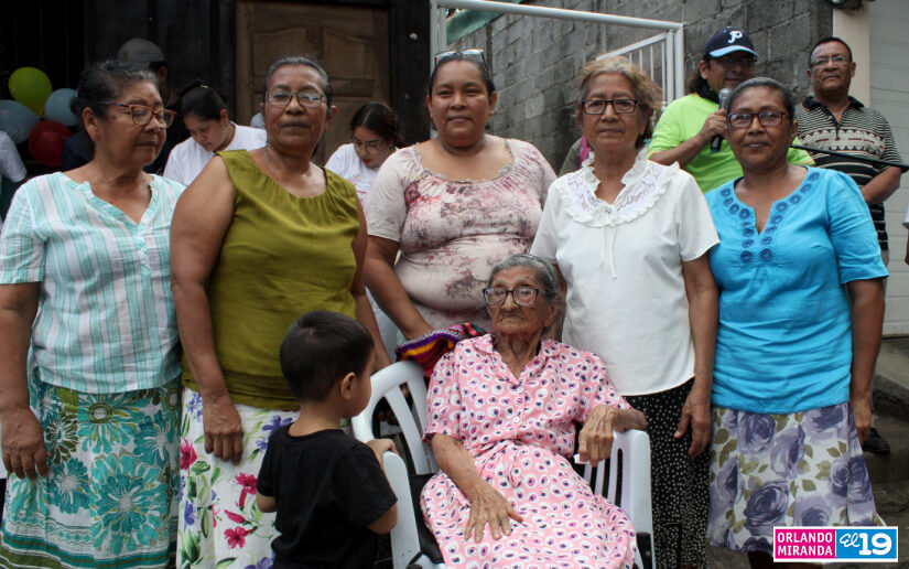 Celebran cumpleaños 102 de Juana Rostrán, madre de héroe y mártir de la Revolución