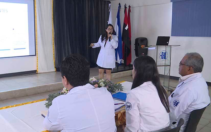 Gobierno fortalece capacidades profesionales de médicos especialistas del Manolo Morales