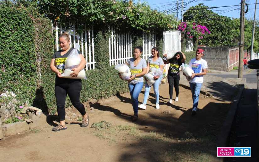 Gobierno Sandinista entrega paquetes solidarios a madres de héroes y mártires