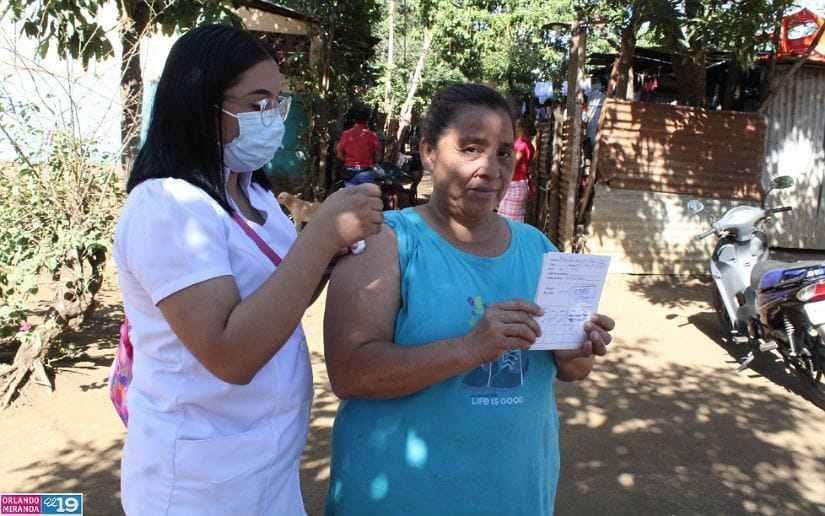 Brigadas médicas aplican vacunas contra la Covid-19 a familias de la comarca Las Jagüitas