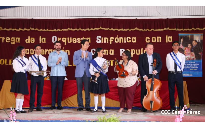 China entrega instrumentos a la Orquesta Estudiantil del colegio Villa Libertad