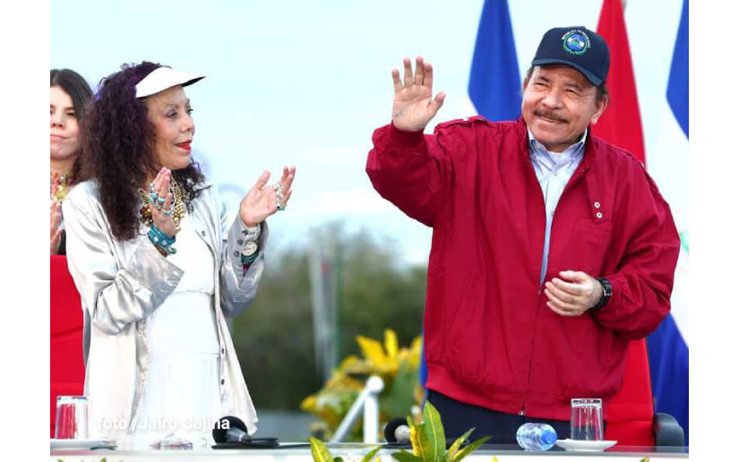 Saludos del Comandante Daniel y Compañera Rosario a comunicadores nicaragüenses