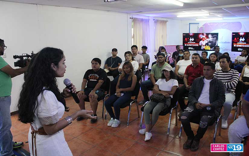 Jóvenes realizan conversatorio para conmemorar la Cruzada Nacional de Alfabetización