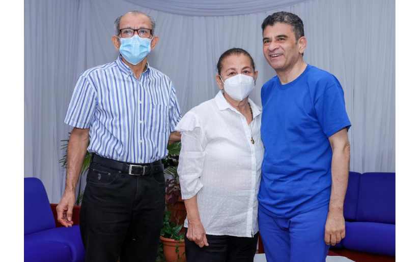 Monseñor Rolando Álvarez recibe visita de sus hermanos