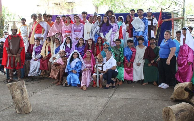 Comunidad educativa recrea la pasión, muerte y resurrección de Jesucristo
