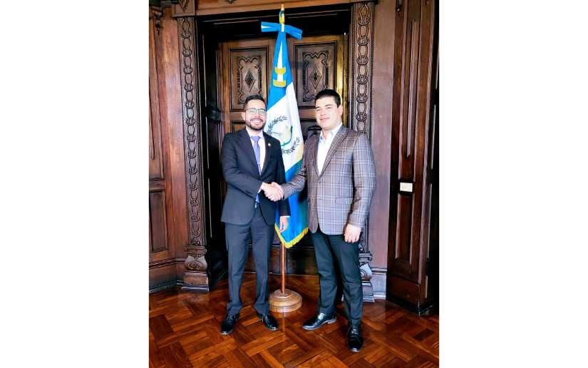 Viceministro de Cultura de Guatemala en encuentro fraternal con embajador de Nicaragua