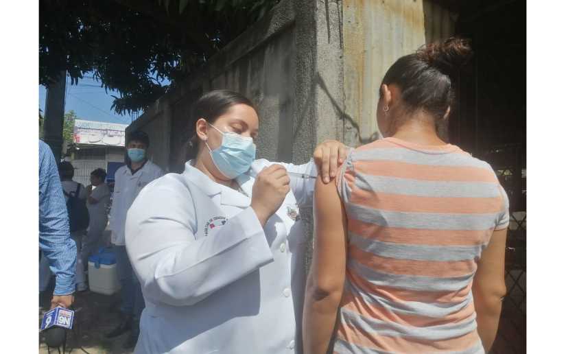 Familias completan esquema de vacunación 2023 contra la Covid-19 en Managua