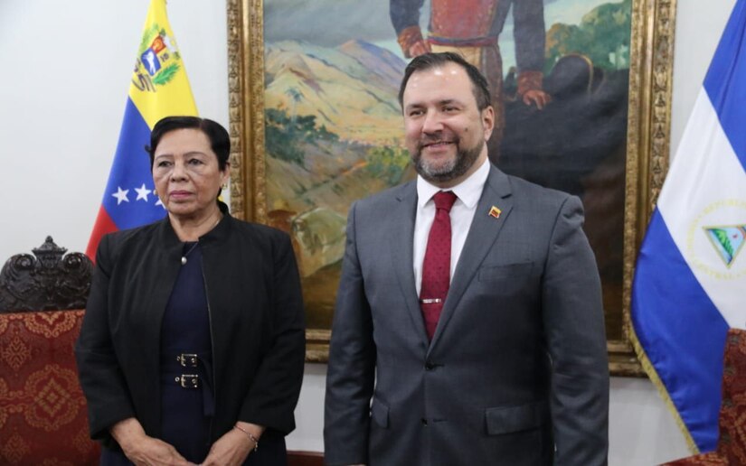 Embajadora de Nicaragua en Venezuela presenta copias de estilo ante el canciller