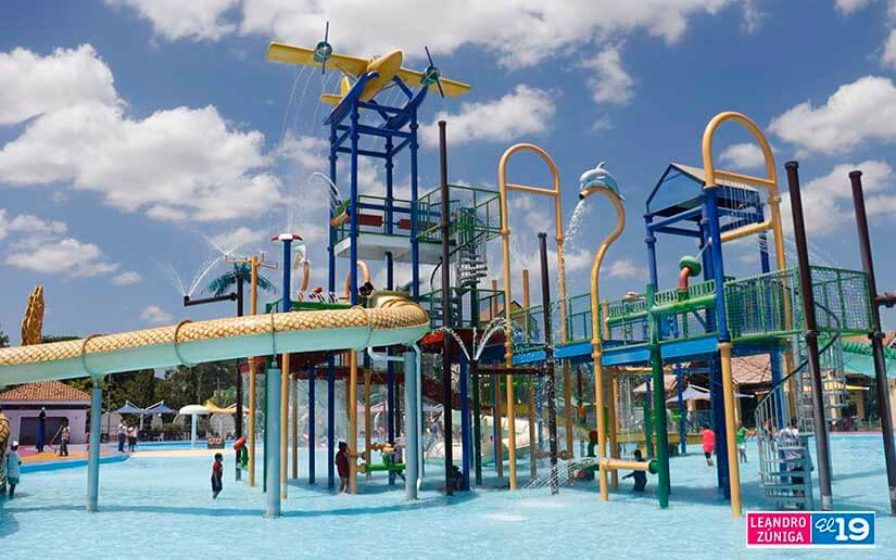 Familias dan la bienvenida al verano en el Parque Acuático del Paseo Xolotlán