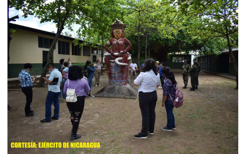 Visitan las esculturas monumentales ubicadas en el Estado Mayor del 5 Comando Militar Regional