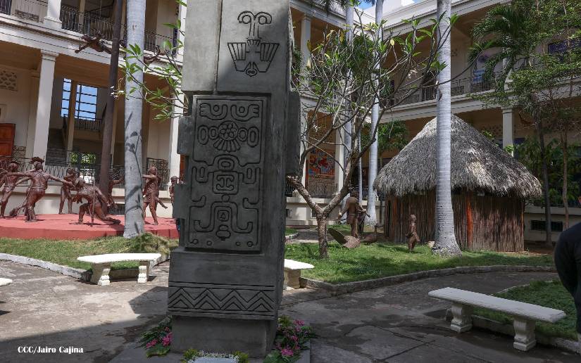 INC inaugura réplica de la obra Estela Moderna en el Palacio de la Cultura