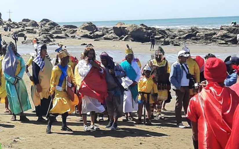 Celebran viacrucis acuático comunitario en las costas de Carazo