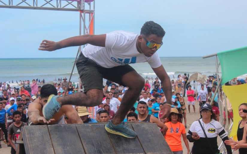Jóvenes participan en circuito de reto físico en las costas de La Boquita, Carazo