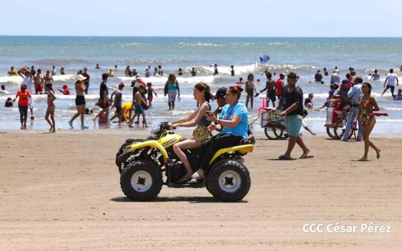 Turistas fascinados por las paradisíacas playas de Pochomil y Masachapa en Nicaragua