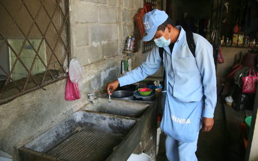 Luchan contra el dengue desde la raíz con abatización en el barrio Villa Venezuela
